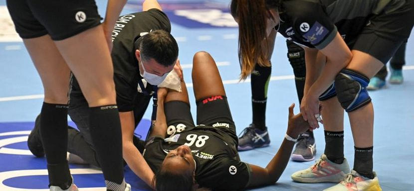 Румыния. Бывший врач бухарестского "Динамо" раскритиковал действия своего коллеги из "Бухареста" в моменте с травмой Александрины Барбосы