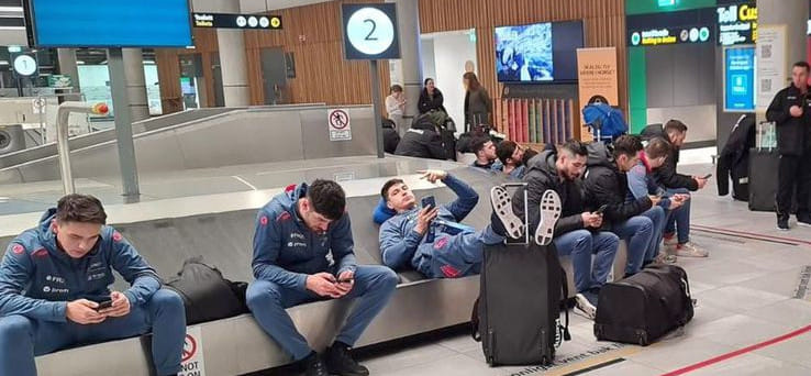 Из-за снежной бури мужская сборная Румынии прилетела на матч отбора на ЧЕ-2024 против Фарерских островов с задержкой почти на сутки