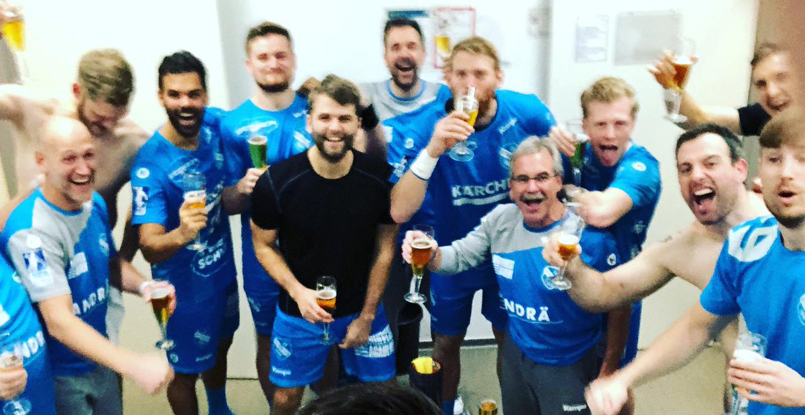 Германия. "Штутгарт" отметил победу над "Берлином" пивом в раздевалке