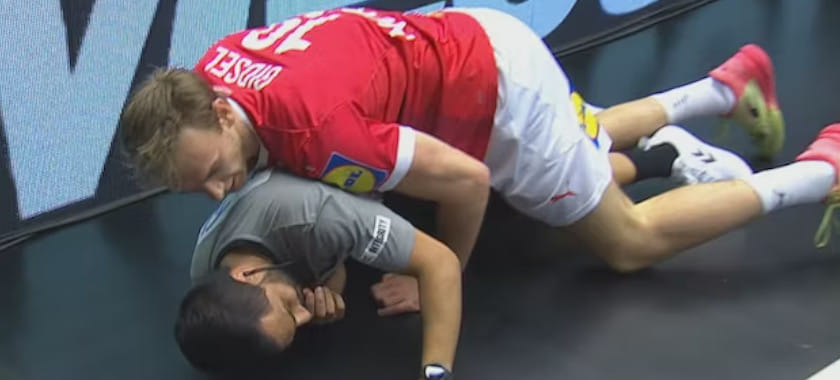 EHF Euro Cup. Полусредний сборной Дании Матиас Гидсель сбил судью во время матча с командой Швеции (ВИДЕО)