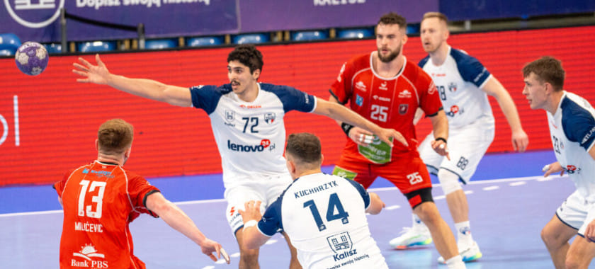 "Островия" Дмитрия Смоликова дома разгромила "Азоты" в матче чемпионата Польши, "Квидзынь" победил "Калиш"