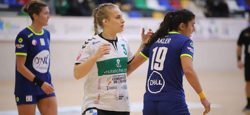 Испания. 24-летняя российская линейная Екатерина Жукова продлила контракт с "Эльче". В команде остается и полусредняя Ивет Мусонс