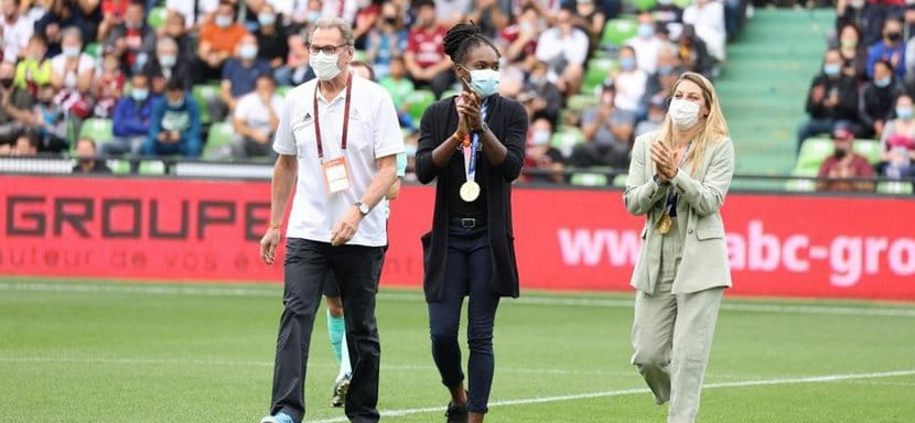 Франция. Олимпийская чемпионка Мелин Ноканди произвела символический удар по мячу перед матчем футбольной Лиги 1 "Мец" — "Реймс"