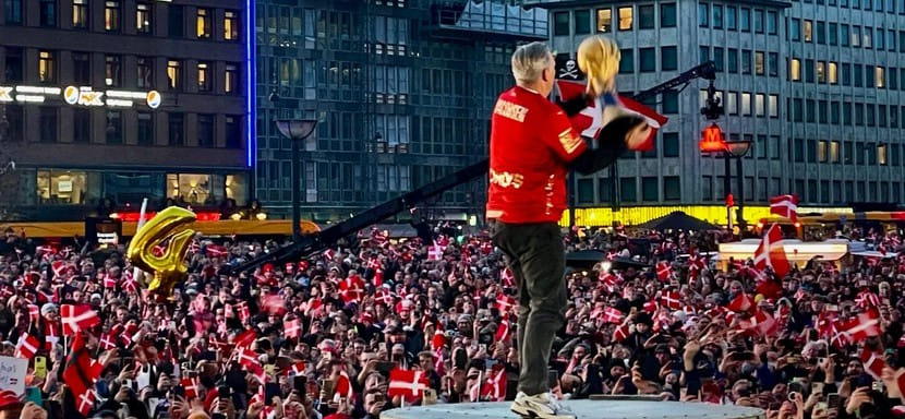 Сборная Дании по возвращении в Копенгаген посетила Ратушную площадь и встретилась с королём Фредериком Х