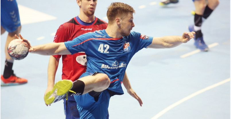 Артем Сельвесюк: "Жаль терять время, смотря в окно. Можно посмотреть сериал, но батарея на гаджетах не вечная. Вот и втянулся в чтение"