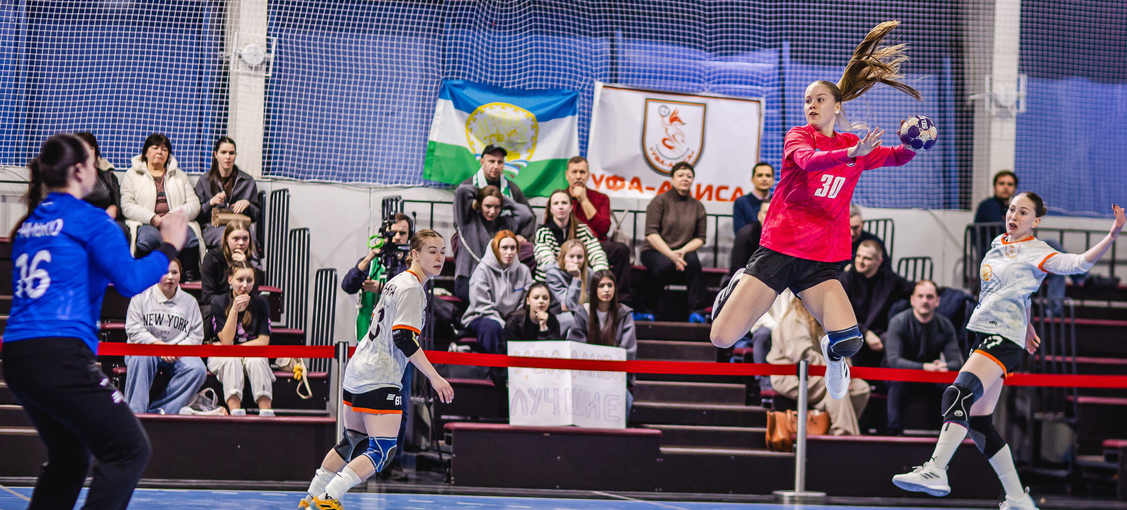 "Луч" теряет двух игроков за десять дней, но побеждает, Логинова феерит против бывших