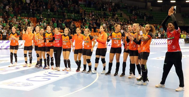 Венгрия. Женщины. В единственном матче воскресенья гандболистки "Эрда" забросили полсотни мячей в ворота "Сент-Иштвана"