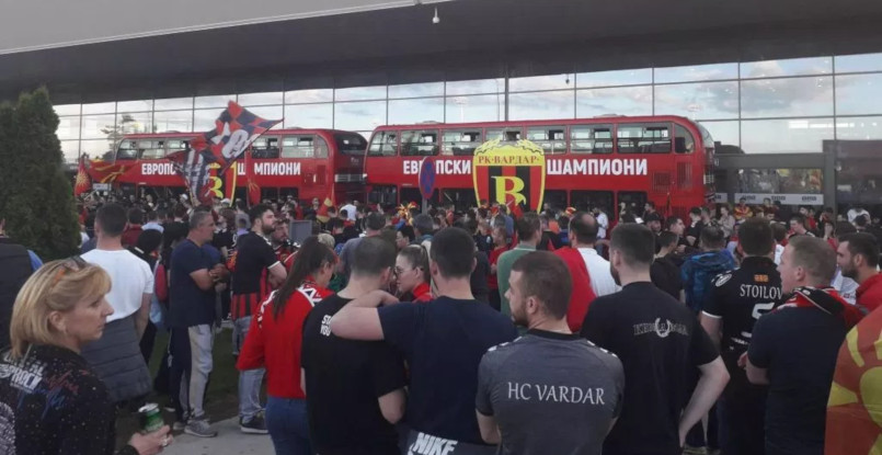 Балканы. Чемпионские автобусы уже ждут гандболистов "Вардара" в аэропорту Скопье. Самолет с триумфаторами уже в воздухе