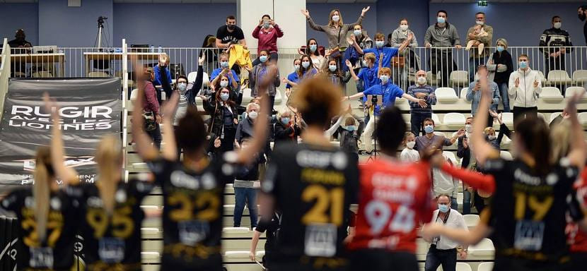 Европейская лига. "Мольде" вновь победил "Хипо" и вышел в следующий раунд квалификации. "Пари-92" в первой встрече разгромил "Ювенту"