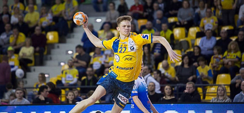 Польша. Левый крайний Цезарий Сургель продлил контракт с "Кельце"