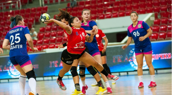 Кубок губернатора Астраханской области. "Астраханочка" и "Кубань" легко победили на старте турнира