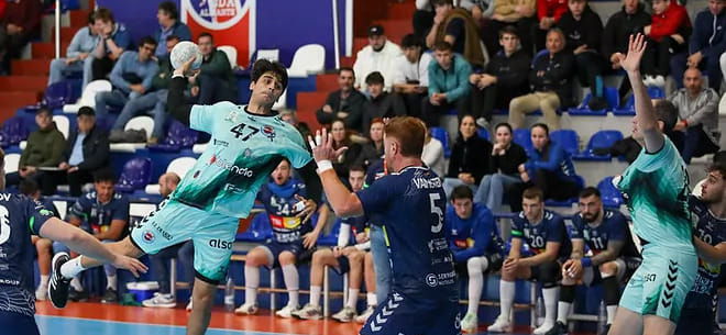 Испания. Пять голов 40-летнего Александра Тюменцева не уберегли "Синфин" от поражения в матче с "Бенидормом" Даниила Жукова