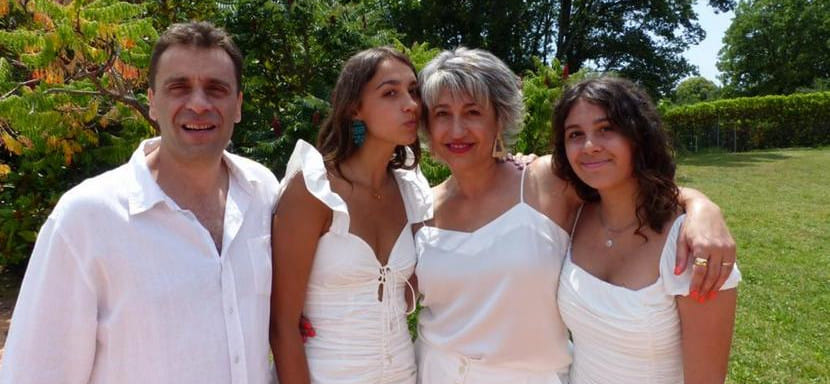 "Всем сердцем болею за Россию". Жена тренера сборной Франции — россиянка армянского происхождения