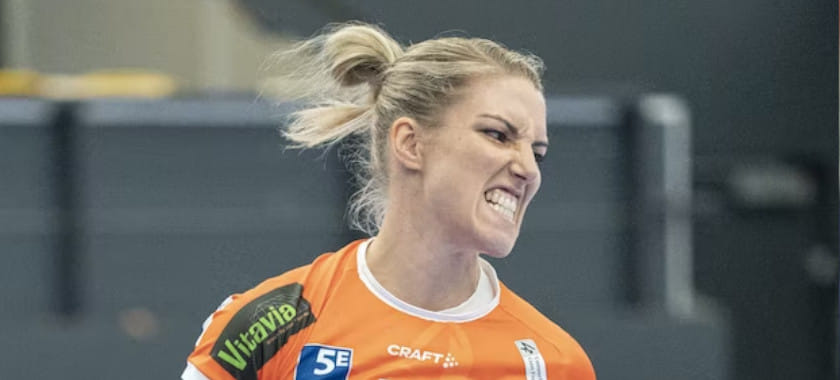 Дания. Спортивный директор "Оденсе" Стине Нильсен: "Быстро привезли Никке Гроот сюда, купили кроссовки и отправили на тренировку"