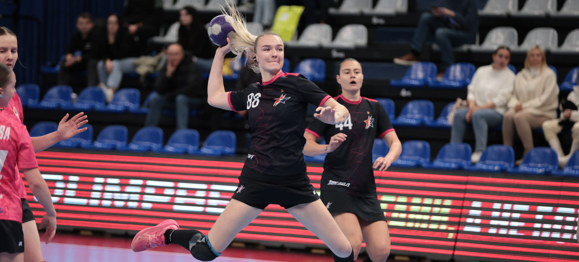 "Звезда" — команда-хамелеон: страдает, но добивается победы. "Луч" снова споткнулся о защиту 5-1