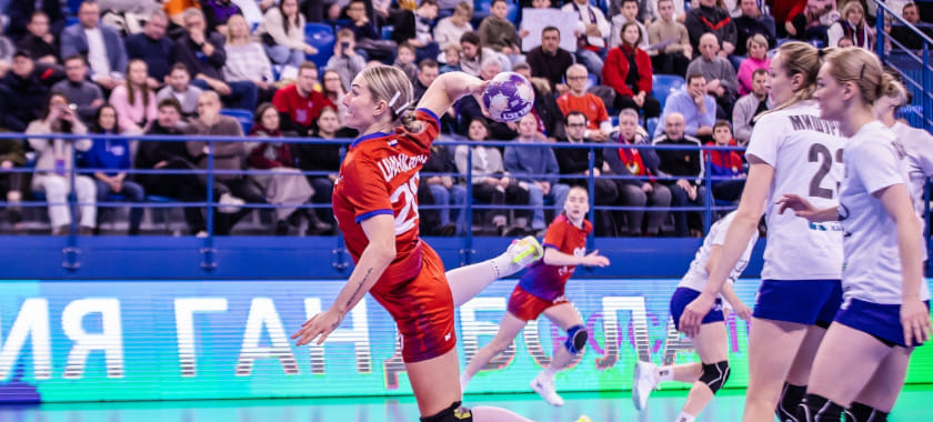 ЦСКА дома разгромил тольяттинскую "Ладу" в матче Суперлиги. Голкипер хозяек Эвелина Аношкина отразила 45% бросков