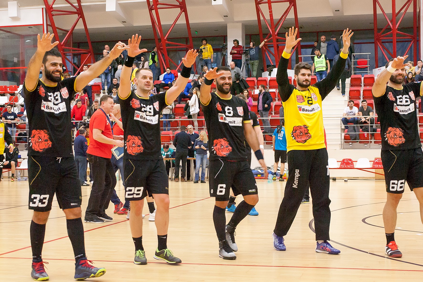 Мужская Лига чемпионов. Бухарестское "Динамо" обыграло "Адемар" и возглавило группу "D"