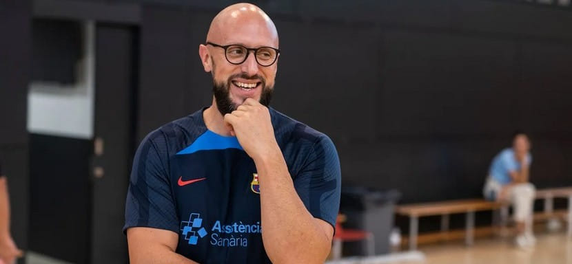 Испания. Российский специалист Константин Игропуло, ставший помощником Карлоса Ортеги в "Барселоне", прибыл в расположение команды