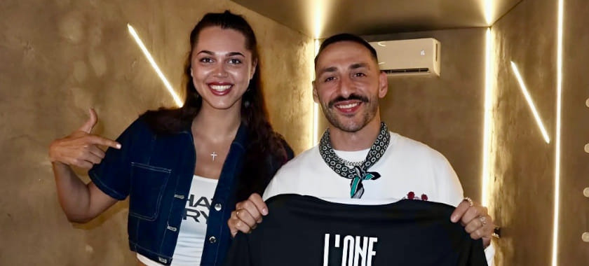 Белорусская левая полусредняя "Ростова" Алина Кишко подарила именную футболку донской команды исполнителю L'One (ФОТО)