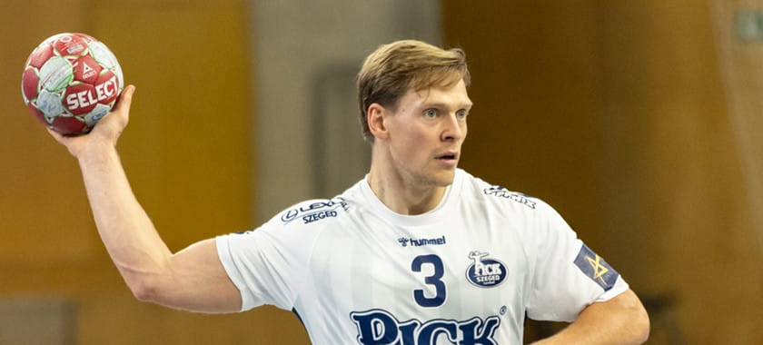 По данным исландских СМИ, разыгрывающий венгерского "Пика" Янус Смарасон, вероятно, порвал крестообразные связки