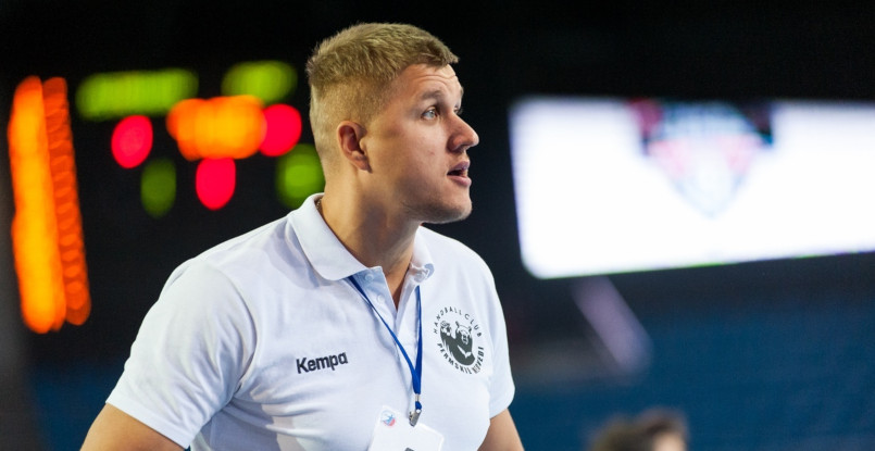 Валентин Бузмаков: "Часто слышу о сходстве с Яглычем. В аэропортах люди смотрят: похож?"