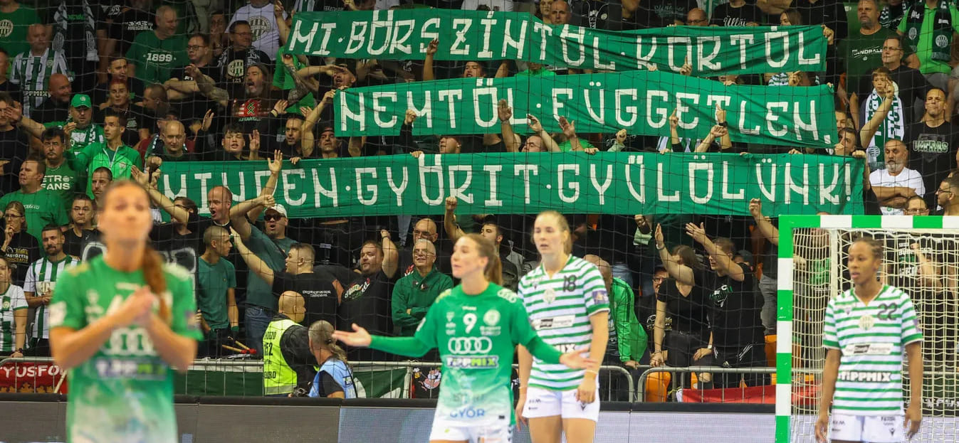 Фанаты "Ференцвароша" развернули на выездном матче женского чемпионата Венгрии баннер, оскорбляющий жителей Дьёра