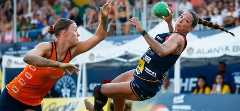 По итогам года в пляжном гандболе названы лучшие игроки: это вратарь из Германии Оливер Мидделль и испанка Асун Батиста