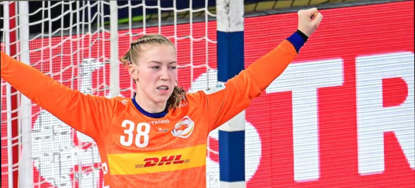 Дания. "Оденсе" подписал контракт с голкипером сборной Нидерландов Ярой тен Холте. Она станет седьмой голландкой в составе