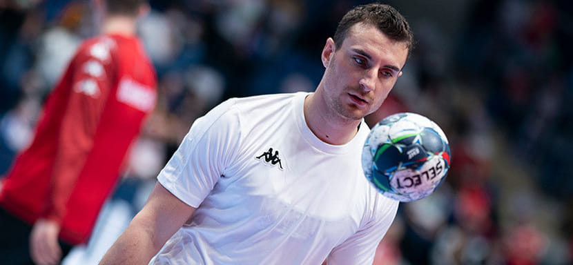 ЧЕ-2022. Тест на антиген линейного сборной Австрии Лукаса Хербургера оказался подозрительным. Он не сыграет с белорусами