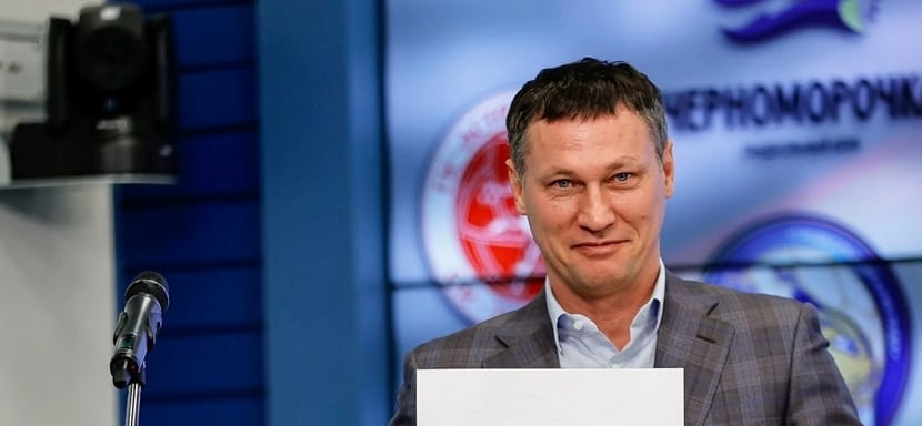 Олег Саитов: "Помню, мы на тренировках тоже пробовали играть. И боксёрская подготовка вполне может помочь проявить себя в гандболе"