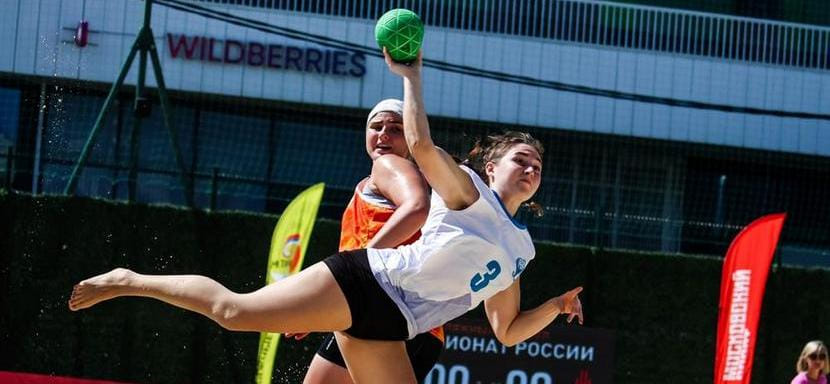Московский центр "Лето" примет финальный тур чемпионата России по пляжному гандболу среди мужчин и женщин. Первые матчи — уже 3 июля