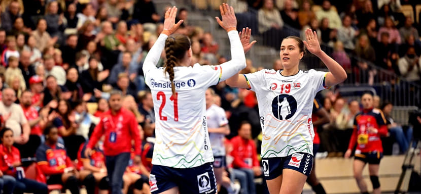 Сборная Норвегии с более чем двукратной разницей в счёте расправилась с командой Испании. До старта женского чемпионата мира осталось менее недели