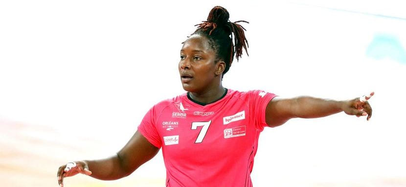 Франция. Полусредняя Дунгу Камара продлила контракт с "Флери". Также клуб подписал датского вратаря Дитте Винд из "Хольстебро"