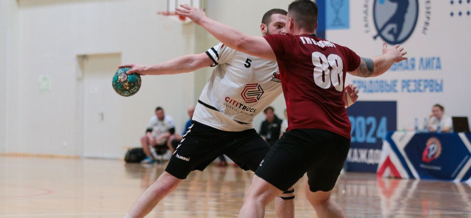 Россия. Федеральная гандбольная лига "Трудовые резервы". Победитель прошлого сезона МГУ и "Гермес" возглавили турнир в группе "А"