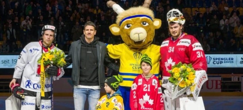 Швейцария. Разыгрывающий "Кринс-Люцерна" Анди Шмид принял участие в послематчевой церемонии награждения хоккейного Кубка Шпенглера