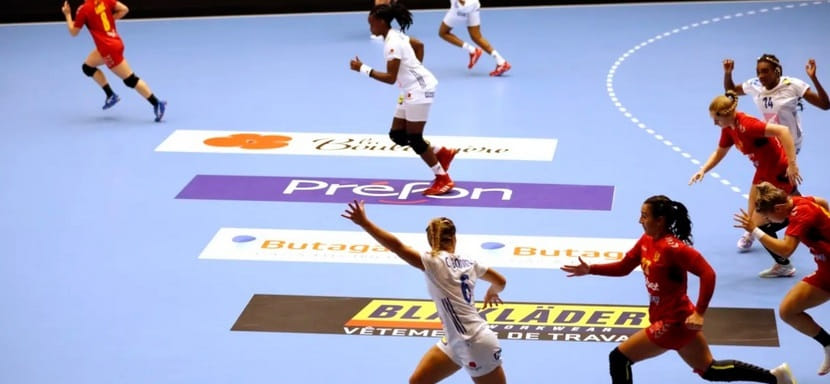 ЧЕ-2020. Рулевой сборной Франции Оливье Крюмбольц не включил в заявку на матч с черногорками Лору Глозе и Орлан Канор