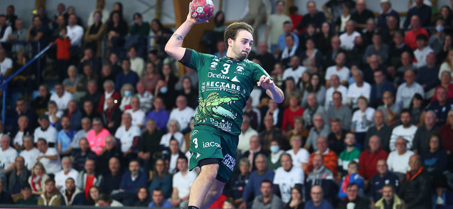 Франция. "Ним", с игравшим без замен 35-летним Жан-Жаком Акевийо, взял верх над занимающим 5-е место "Сен-Рафаэлем"