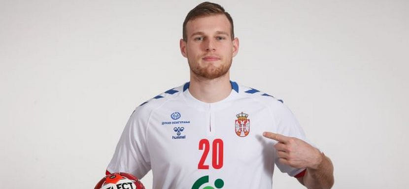 25-летний линейный "Нанта" Драган Пешмальбек получил официальное разрешение от ЕГФ на выступления за сборную Сербии