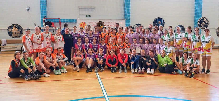 Девичья команда из Рамони выиграла третий ежегодный международный гандбольный турнир "Балканский мост"