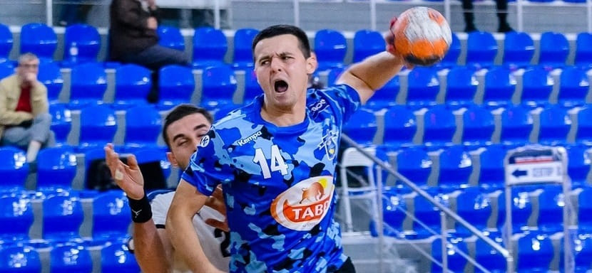 Суперлига. Правый полусредний ставропольского "Виктора" Максим Куретков не сыграет со СКИФом из-за травмы левого колена