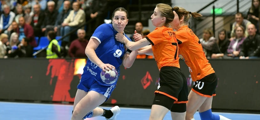 После новогодней паузы возобновляется женский чемпионат России: сегодня сыграют "Уфа-Алиса" и волгоградское "Динамо-Синара"