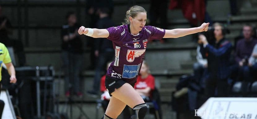 Дания. Разыгрывающая "Хернинга-Икаста" Симоне Петерсен избежала серьезной травмы колена