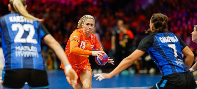 Сборная Фарерских Островов одержала дебютную победу на чемпионате мира, обыграв Испанию. Сербия справилась с Исландией