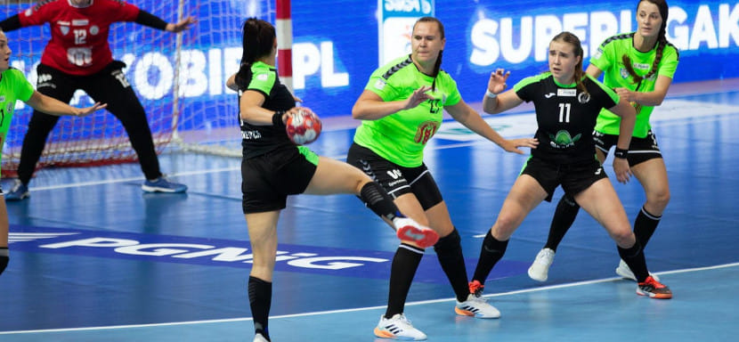 Польша. "Рух" россиянки Полины Масаловой стартовал в женском чемпионате с разгромного поражения. "Галичанка" обыграла "Кошалин"