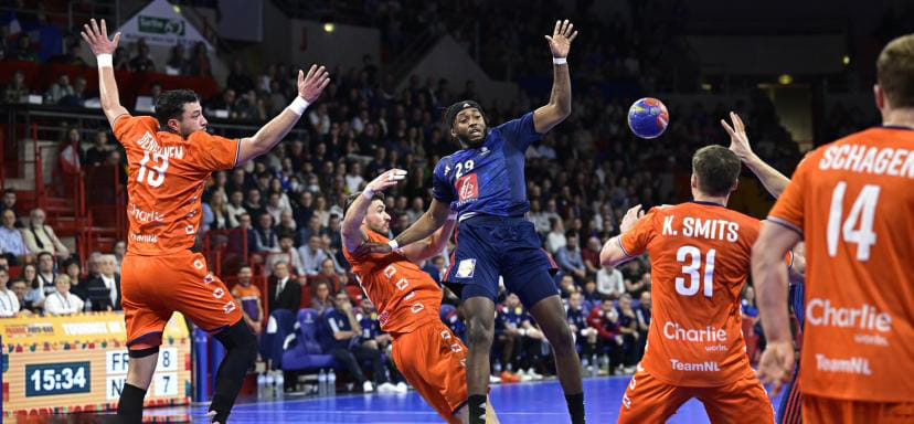 Товарищеские матчи. Правый крайний польского "Кельце" и сборной Франции Бенуа Кунку не смог доиграть до конца встречу против сборной Нидерландов