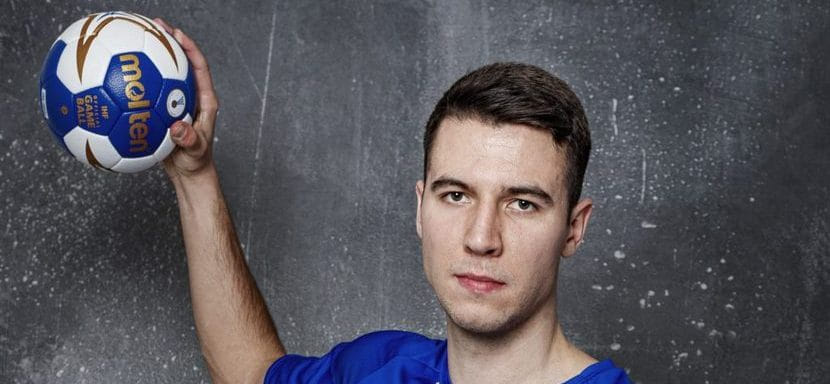 Венгрия. Словацкий игрок задней линии Лукаш Урбан покинул французский "Шартр" и будет выступать за "Татабанью"