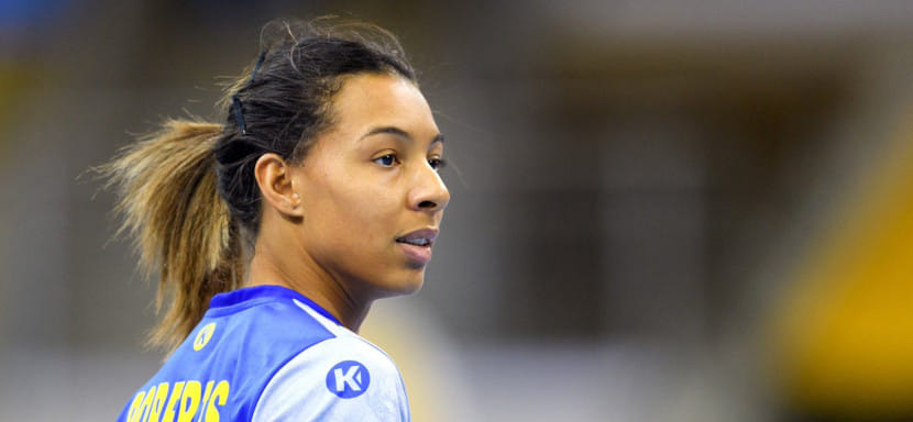 История Ямины Робертс: сталкивалась с расизмом, пережила убийство брата, папа — моряк с острова Аруба