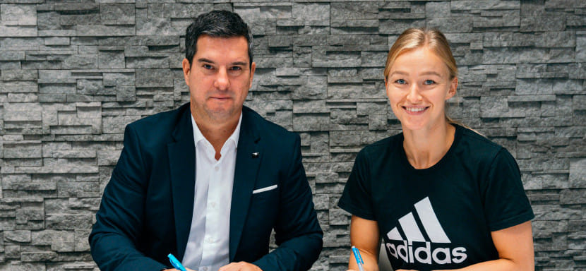 Венгрия. Разыгрывающая сборной Норвегии Стине Офтедал продлила контракт с "Дьером". Она выступает в команде с 2017 года