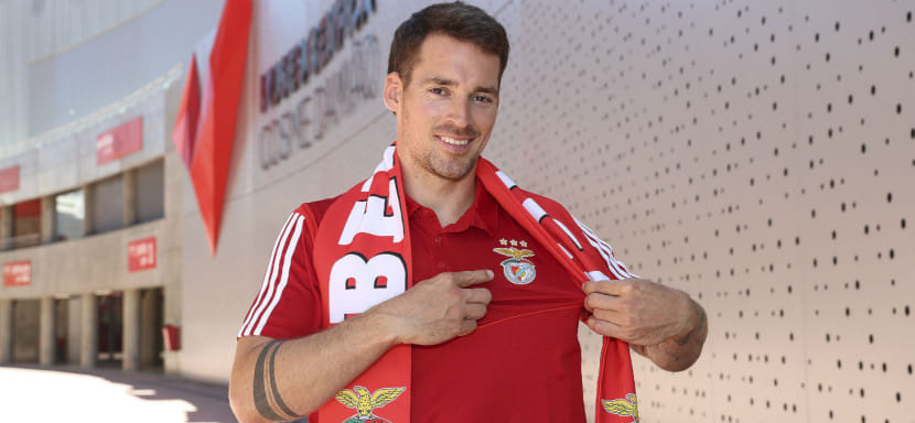 Официально. Португалия. Оле Рамель подписал контракт с "Бенфикой". До этого правый крайний выступал в немецком "Киле"