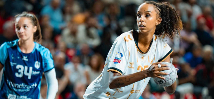 Французская полусредняя Мари-Элен Сажка и правая крайняя из Нидерландов Сара Деккер с нового сезона будут играть за "Вылчу"